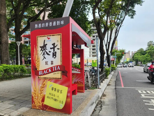 2024高雄街頭創意新景知名鋁箔包飲料候車亭成打卡熱點