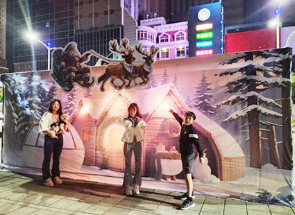 2024歲末迎接聖誕佳節 捷運R14巨蛋站2號出口高雄市公車亭打造北國雪景氛圍